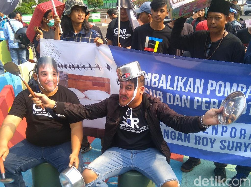 Bawa Ember-Panci, Massa Demo Demokrat soal Roy Suryo Bawa Ember-Panci, Massa Demo Demokrat soal Roy Suryo