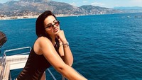 Rebeca Tavares juga jadi anggota baru WAGs Liverpool. Dia adalah istri gelandang Fabinho yang berharap suaminya akan segera debut bersama The Reds. (Instagram)