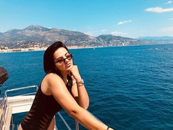 Rebeca Tavares juga jadi anggota baru WAGs Liverpool. Dia adalah istri gelandang Fabinho yang berharap suaminya akan segera debut bersama The Reds. (Instagram)
