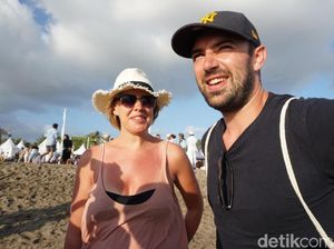 Ketika Turis Asing Ikut Lepas Tukik di Petitenget Festival