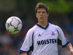 Christian Ziege memperkuat Liverpool pada 2000 sampai 2001 dengan jumlah penampilan 32 kali. Pada musim selanjtnya, Ziege pindah ke Tottenham dan mencatatkan 55 penampilan dari 2001 sampai 2004. (Foto: Steve Bardens/Getty Images)