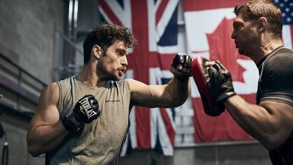 Dikabarkan Pensiun Jadi Superman, Tubuh Kekar Henry Cavill Tetap Terjaga