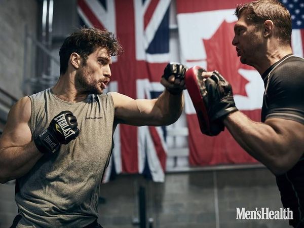 Dikabarkan Pensiun Jadi Superman, Tubuh Kekar Henry Cavill Tetap Terjaga