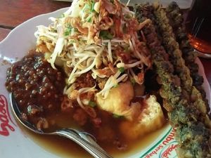 Nikmatnya Hari Jumat Sarapan Lontong Balap Khas Suroboyo yang Mantap