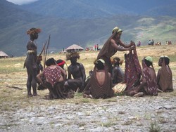 Malam Minggu, Lihat Foto Lamaran Suku Dani Dulu