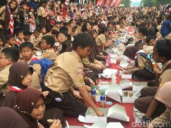 Warga Cirebon Catatkan Rekor Makan Nasi Lengko Terbanyak