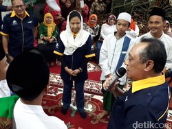 Rini Beri Hadiah Tabungan ke Puluhan Santri di Surabaya