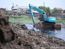 Alat Berat Keruk Sedimentasi di Sungai Citarum