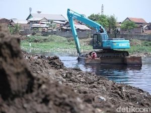 Alat Berat Keruk Sedimentasi di Sungai Citarum Alat Berat Keruk Sedimentasi di Sungai Citarum