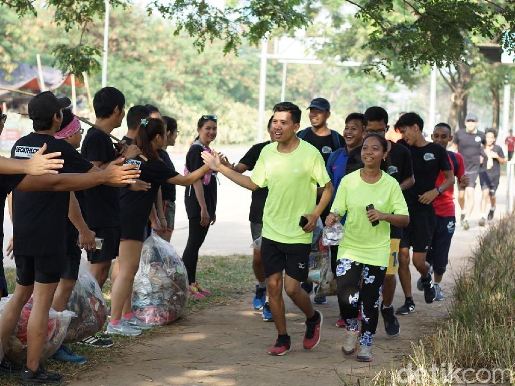 Sehat ala Anak Tangerang, Lari Happy Sambil Pungut Sampah