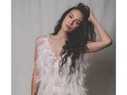 Sophia Latjuba Cengar-cengir Ditanya Soal Foto Pria Bule Bersamanya