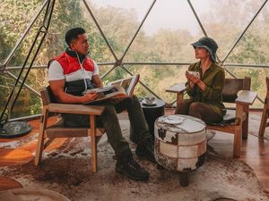 Bikin Baper! Ini 10 Pose Makan Romantis Indra Priawan dan Nikita Willy