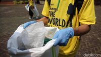 Semangat Relawan Bersihkan Sampah Saat World Cleanup Day 2018