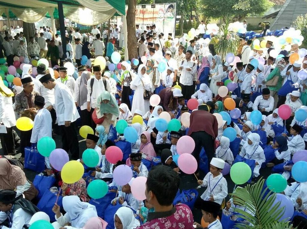 Bupati Anas Serahkan Beasiswa Rp 15 Miliar untuk Anak Yatim Bupati Anas Serahkan Beasiswa Rp 15 Miliar untuk Anak Yatim