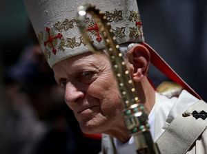 Uskup Agung AS Sujud di Depan Altar Saat Misa Korban Pelecehan Seks