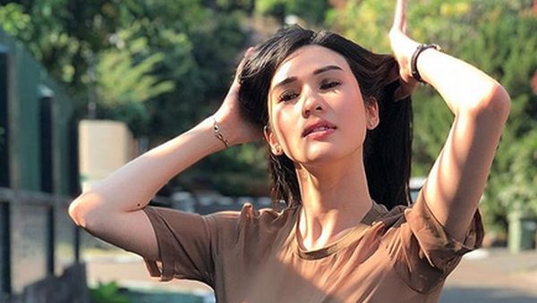 Stevie Agnecya, Ibu Dua Anak yang Seksinya Tak Luntur