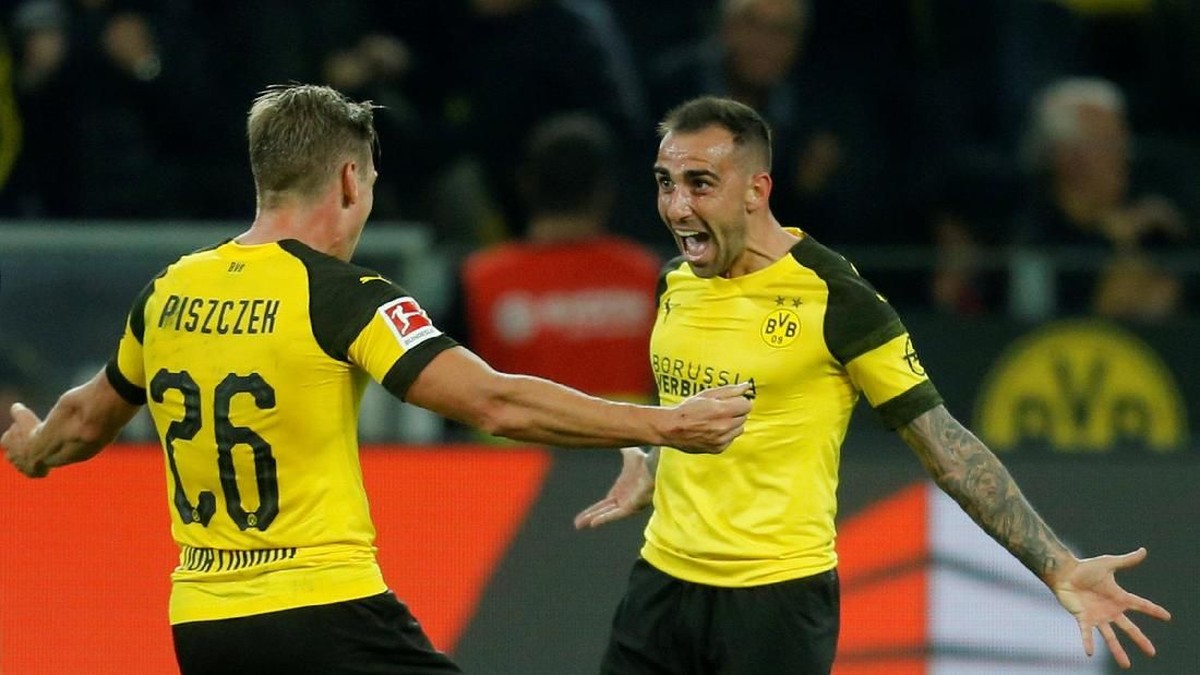 Paco Alcacer (kanan) langsung bikin gol debut bareng Borussia Dortmund (Leon Kuegeler/Reuters)