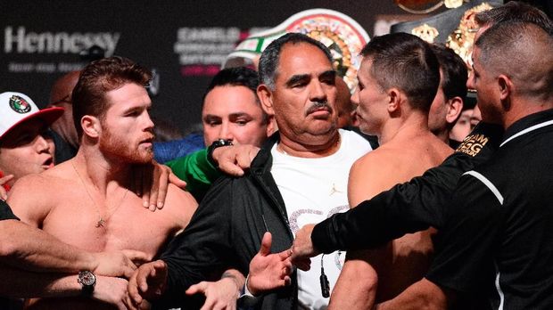 Kericuhan sempat terjadi saat timbang badan Golovkin vs Canelo.