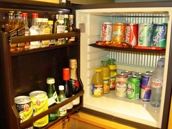 Hotel di Spanyol Stop Isi Minibar Gara-gara Direfill Air Kencing