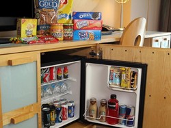 Ternyata Banyak Orang Isi Ulang Minuman di Mini Bar Hotel dengan Air Kencing