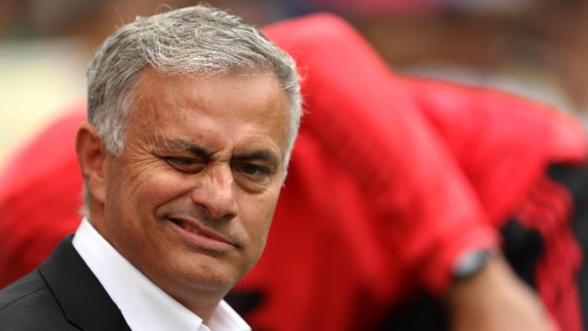 Jose Mourinho diminta berhenti bersikap negatif dan setop menempatkan diri sebagai korban. (Foto: Dan Istitene/Getty Images)