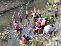 Warga Ciamis Keroyokan Angkut Sampah Busuk di Sungai