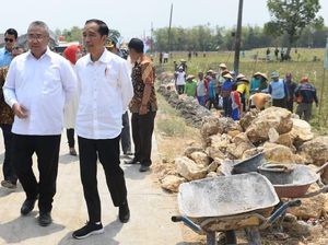 Bareng Jokowi, Mendes Tinjau Pembangunan Talud Penahan Longsor