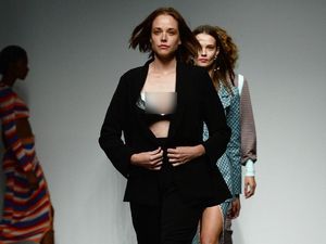 Model Jalan di Catwalk dengan Pompa Asi Saat Fashion Show di London