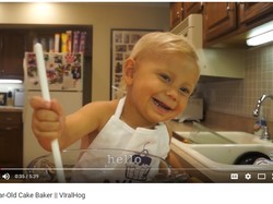 Gemasnya Melihat Bocah Dua Tahun Jadi Baker