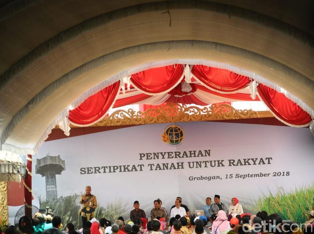 Guyonan Ganjar Saat Cerita Permintaan Bupati Grobogan ke Jokowi Guyonan Ganjar Saat Cerita Permintaan Bupati Grobogan ke Jokowi