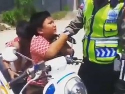 Viral Bocah SD Nangis dan Cium Tangan Polisi Saat Ditilang