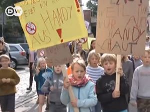 Anak-anak Jerman Demo di Jalanan, Protes Ortu Sibuk Main HP