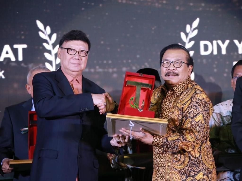 Jawa Timur Terpilih Jadi Provinsi dengan Pelayanan Publik Terbaik Jawa Timur Terpilih Jadi Provinsi dengan Pelayanan Publik Terbaik