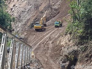 Jawaban Kreatif Pemerintah Soal Pembangunan Jalan di Papua Jawaban Kreatif Pemerintah Soal Pembangunan Jalan di Papua
