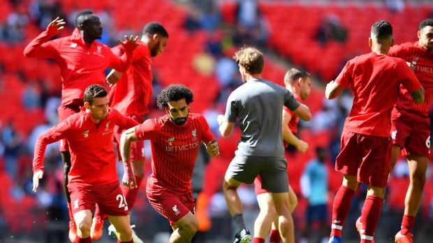 Para pemain Liverpool menjalani pemanasan di Stadion Wembley jelang melawan Tottenham.