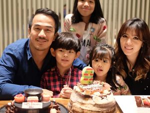 Cantiknya Istri Joe Taslim Saat Masak dan Makan Gulali