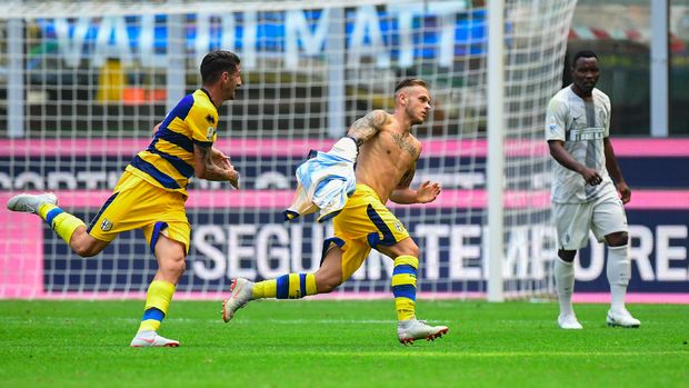 Parma (kuning) klub profesional pertama Gianluigi Buffon.