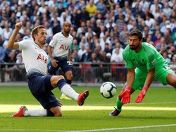 Serangan yang dilakukan Harry Kane berhasil dipatahkan oleh penjaga gawang Liverpool. Reuters/Paul Childs.