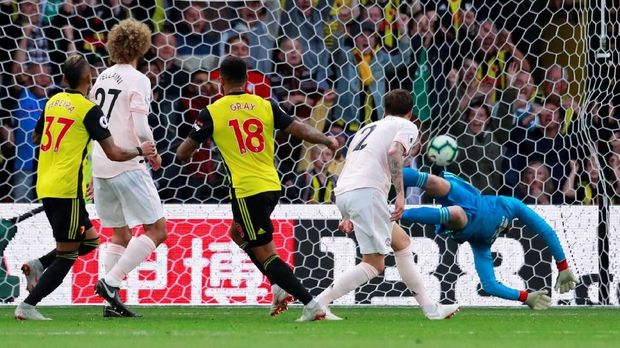 Andre Gray memperkecil kedudukan pada babak kedua.