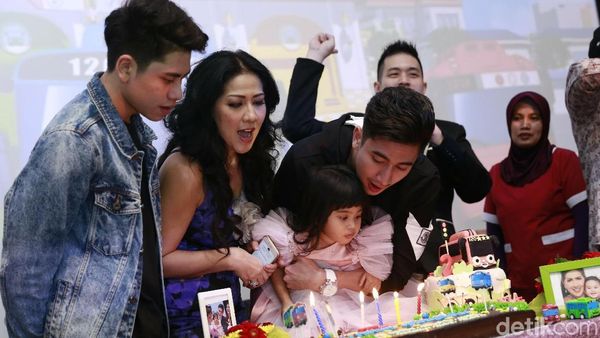 Venna Melinda Kompak dengan Anak-anak