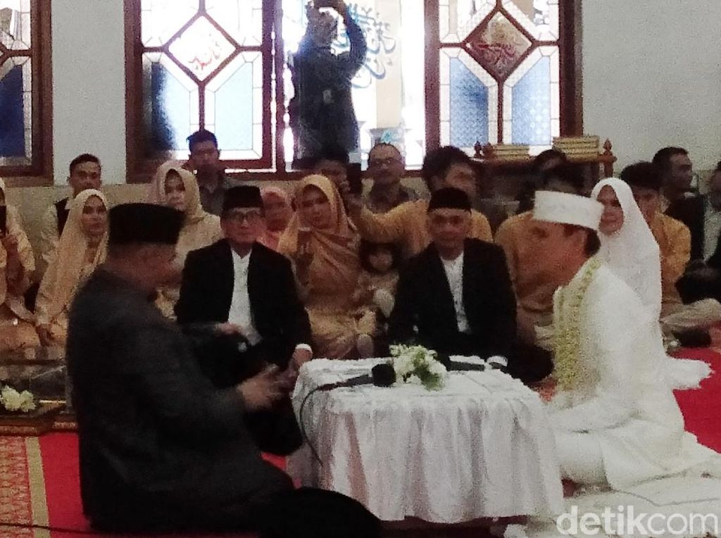 Video: Ijab Kabul Anisa Eks Cherrybelle yang Berjalan Lancar Video: Ijab Kabul Anisa Eks Cherrybelle yang Berjalan Lancar
