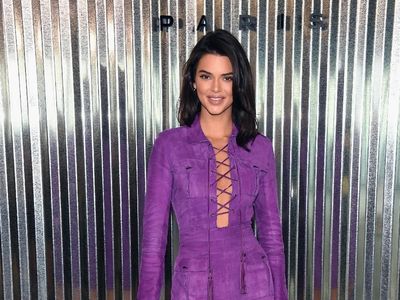 Absen Jadi Model Catwalk, Kendall Jenner Tampil Seksi Jadi Tamu