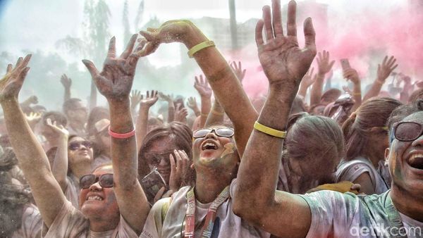 Serunya Lomba Lari The Color Run di GBK