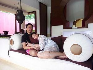 Romantisnya Ayu Dewi dan Suami Saat Short Trip ke Thailand