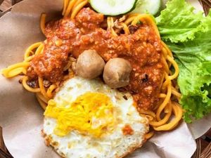 Food Blogger Tirta Lie Berbagi Cara Temukan Rasa Autentik Bakmi