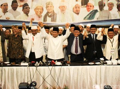 Momen Prabowo dan Ulama Bergandengan Tangan