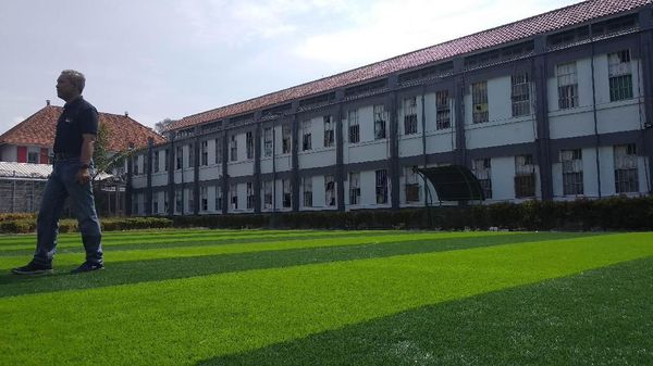 Foto: Saung Dibongkar, Lapangan Futsal Didirikan di LP Sukamiskin