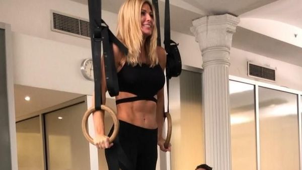 Masih Ingat Torrie Wilson Pegulat WWE? Kini Tubuhnya Makin Seksi dan Kekar