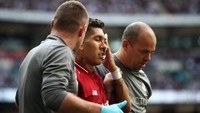 Firmino langsung mendapatkan perawatan di lapangan, selanjutnya dibawa ke rumah sakit. Penyerang asal Brasil ini pun ditarik keluar di menit ke-74. (Foto: Julian Finney/Getty Images)