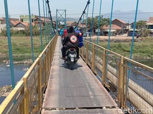 Warga Keluhkan Rusaknya Jembatan Gantung Rancamayar Bandung